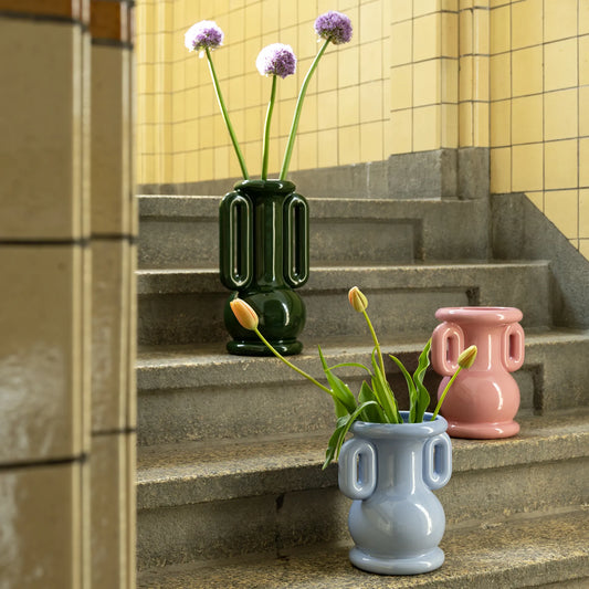 En trappa med 3 vaser i olika storlekar och i färgerna grön, rosa & blå från &klevering