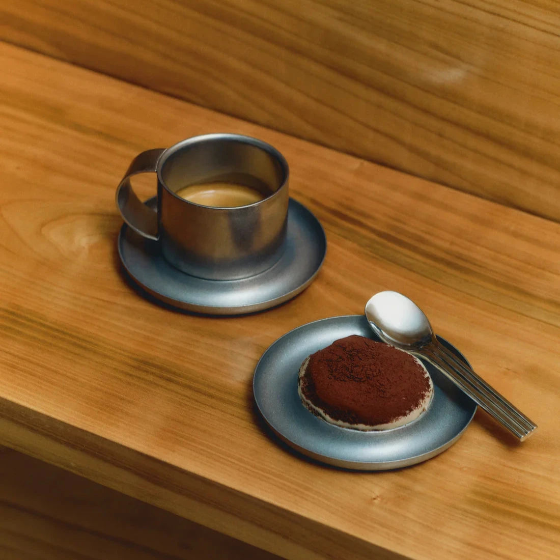 Arlo 03 kaffekopp med Espresso i och en tiramisu på fat med en sked från Service Projects jämte.