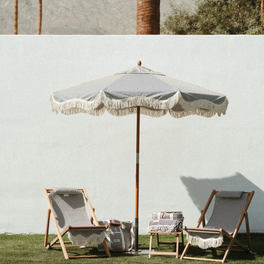 Markedsparaply med frynser i marineblå striper