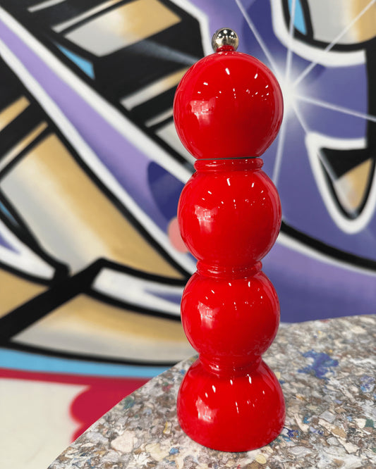 Röd salt- och pepparkvarn från Addison Ross finns på monbistro.se 
Graffitivägg i bakgrunden