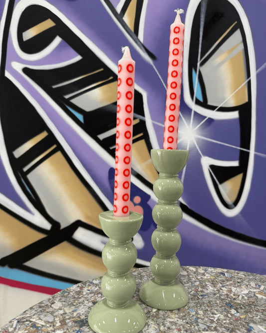 Två bubbliga ljusstakar i ljusgrönt från Addison Ross på ett bord på Mon Bistro & Friends