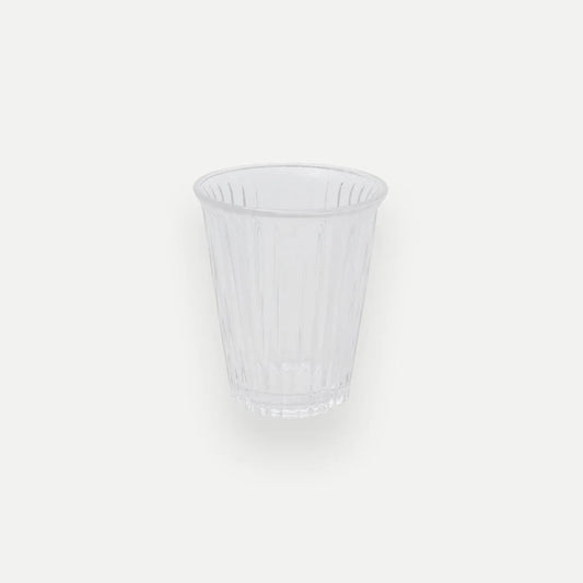Klassiskt vattenglas i restaurangstil  och med vit bakgrund.