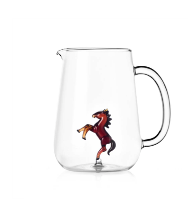 Bringare karaff i glas med en häst inuti