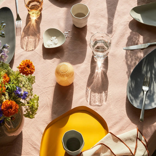 Kaffekopp limfjord på dukat bord med gul bricka