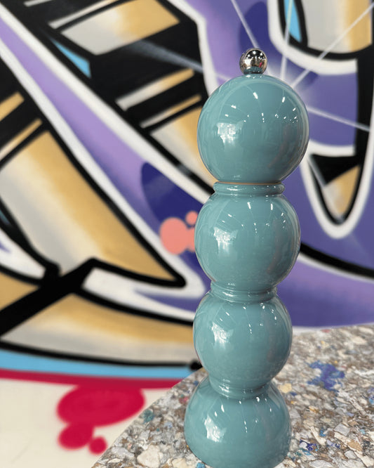 Bubblig salt- och pepparkvarn i Chambray mot graffitibakgrund på Mon Bistro & Friends