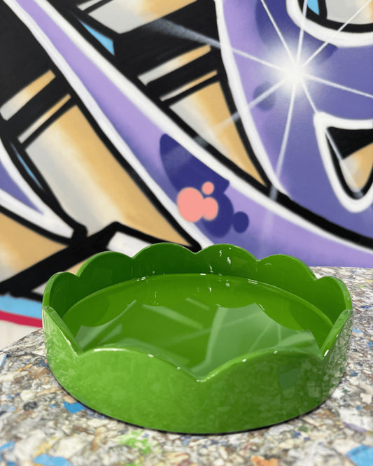 Liten rund vågig bricka i grönt