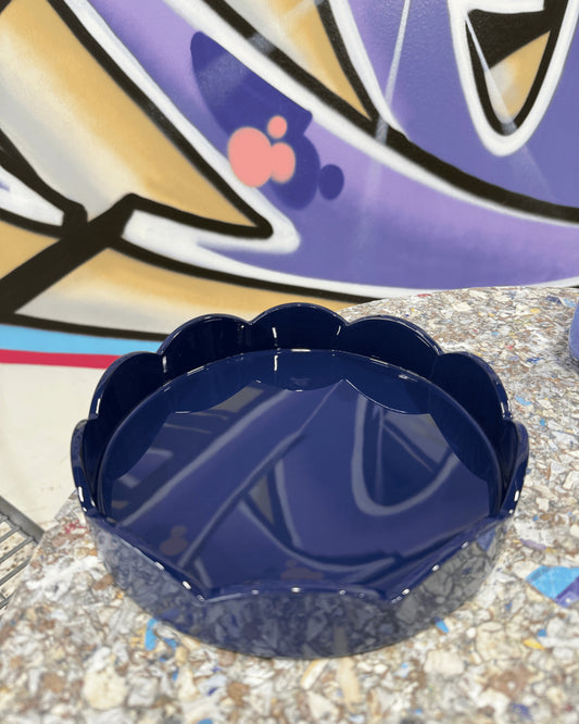 Liten rund vågig bricka i mörkblå ton på Mon Bistro & Friends