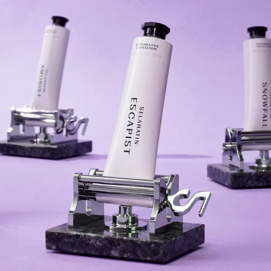 Lyxig tandkrämshållare från Selahatin mot lila bakgrund