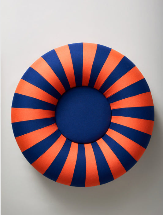 Groß schwimmender dunkelblauer/roter Schwimmer