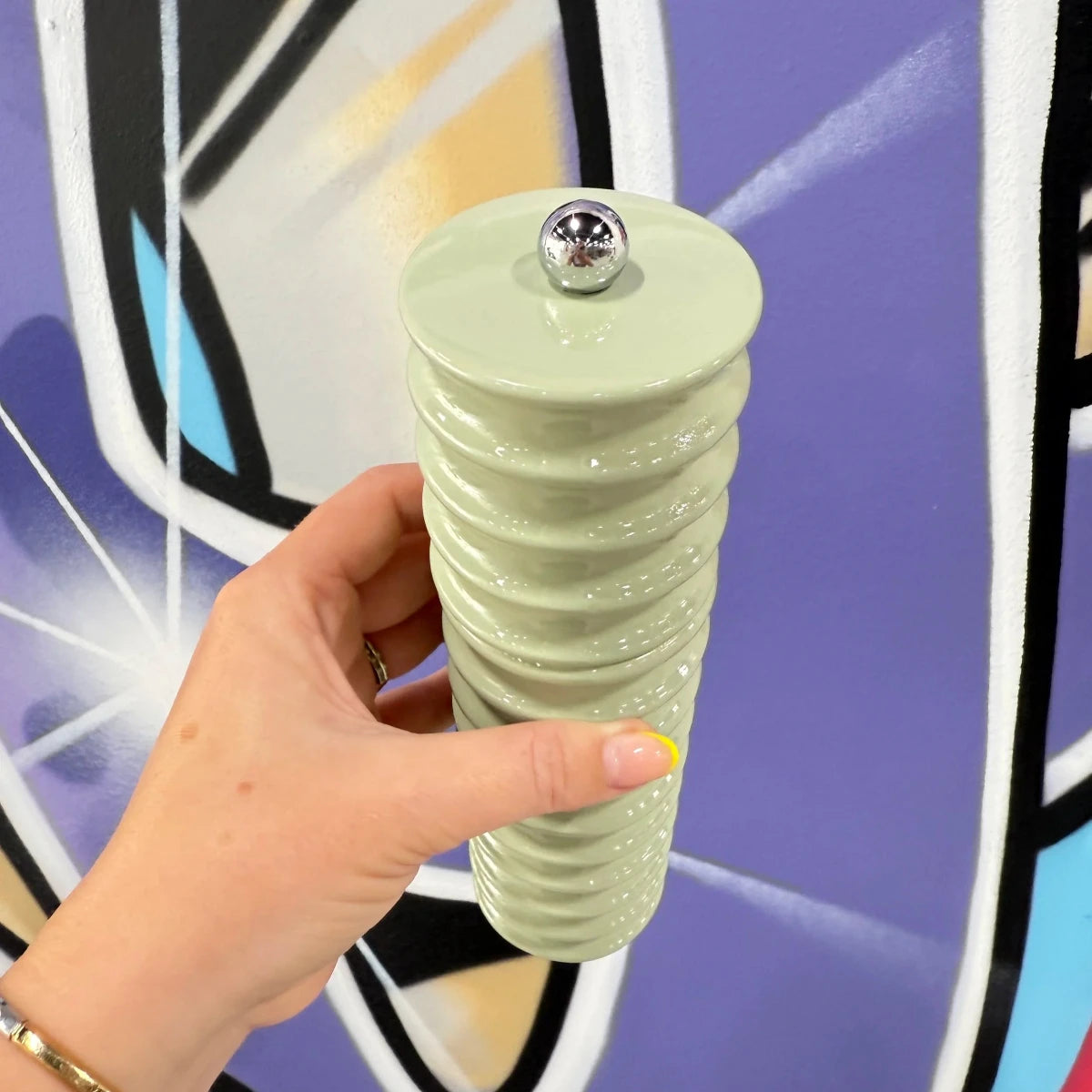 pepparkvarn twister salviagrön mot graffitibakgrund mon bistro
