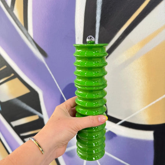 Grön twister pepparkvarn mot mon bistro graffitbakgrund