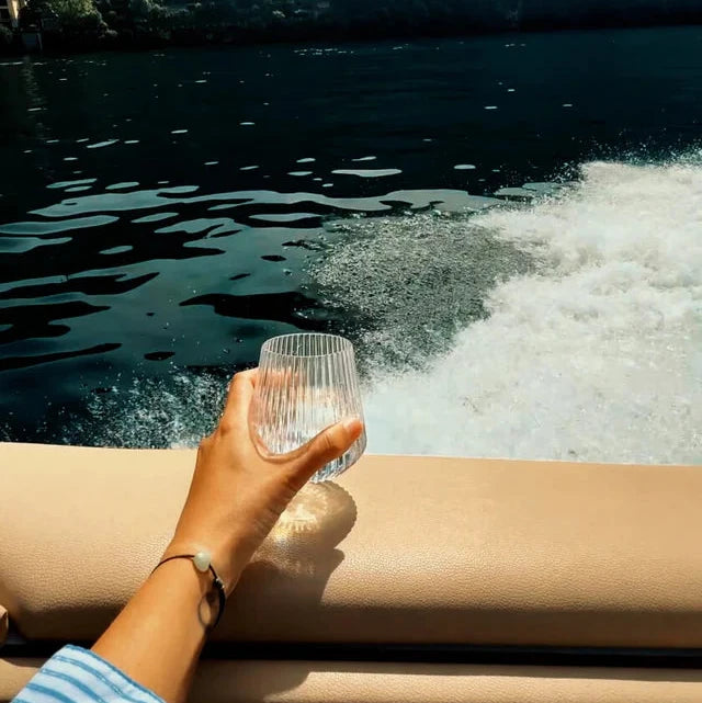 Tåligt plastglas ombord på en båt som kör