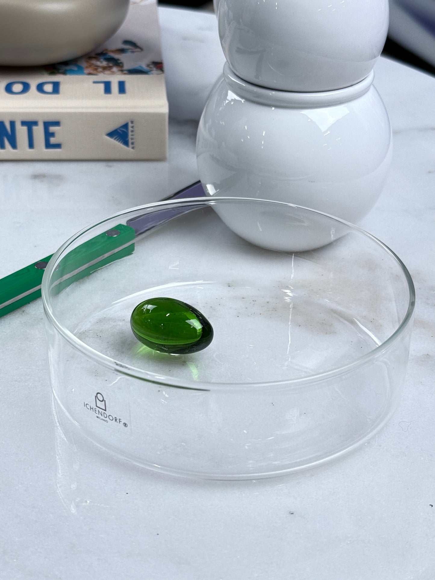 Kleine, durchsichtige Schale mit grüner Olive