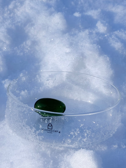 Kleine, durchsichtige Schale mit grüner Olive