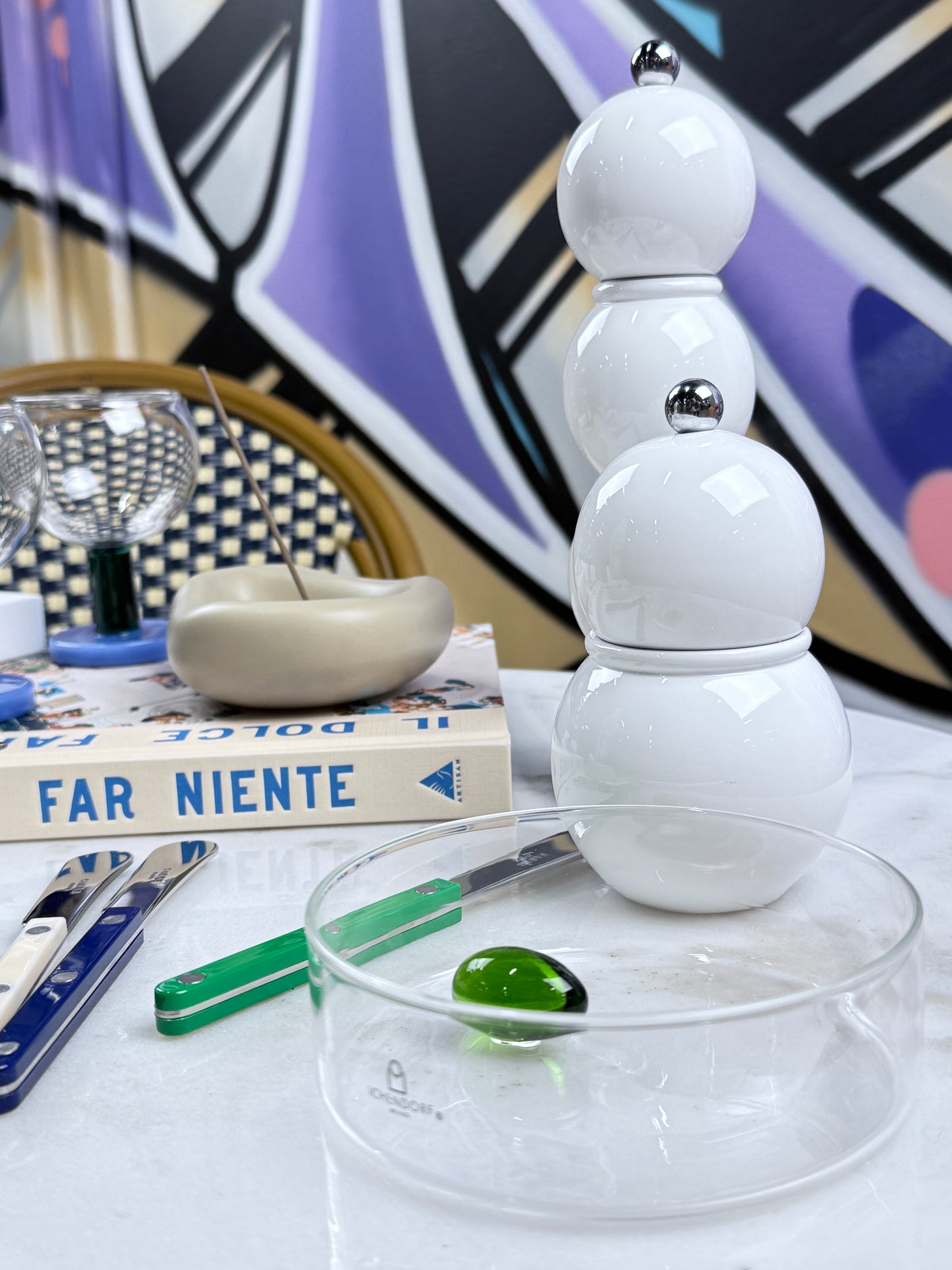 Kleine, durchsichtige Schale mit grüner Olive