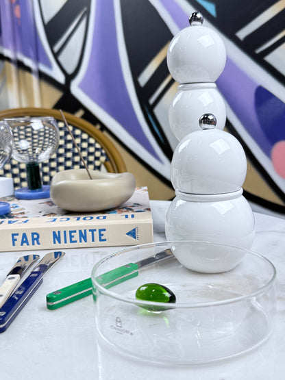 Kleine, durchsichtige Schale mit grüner Olive