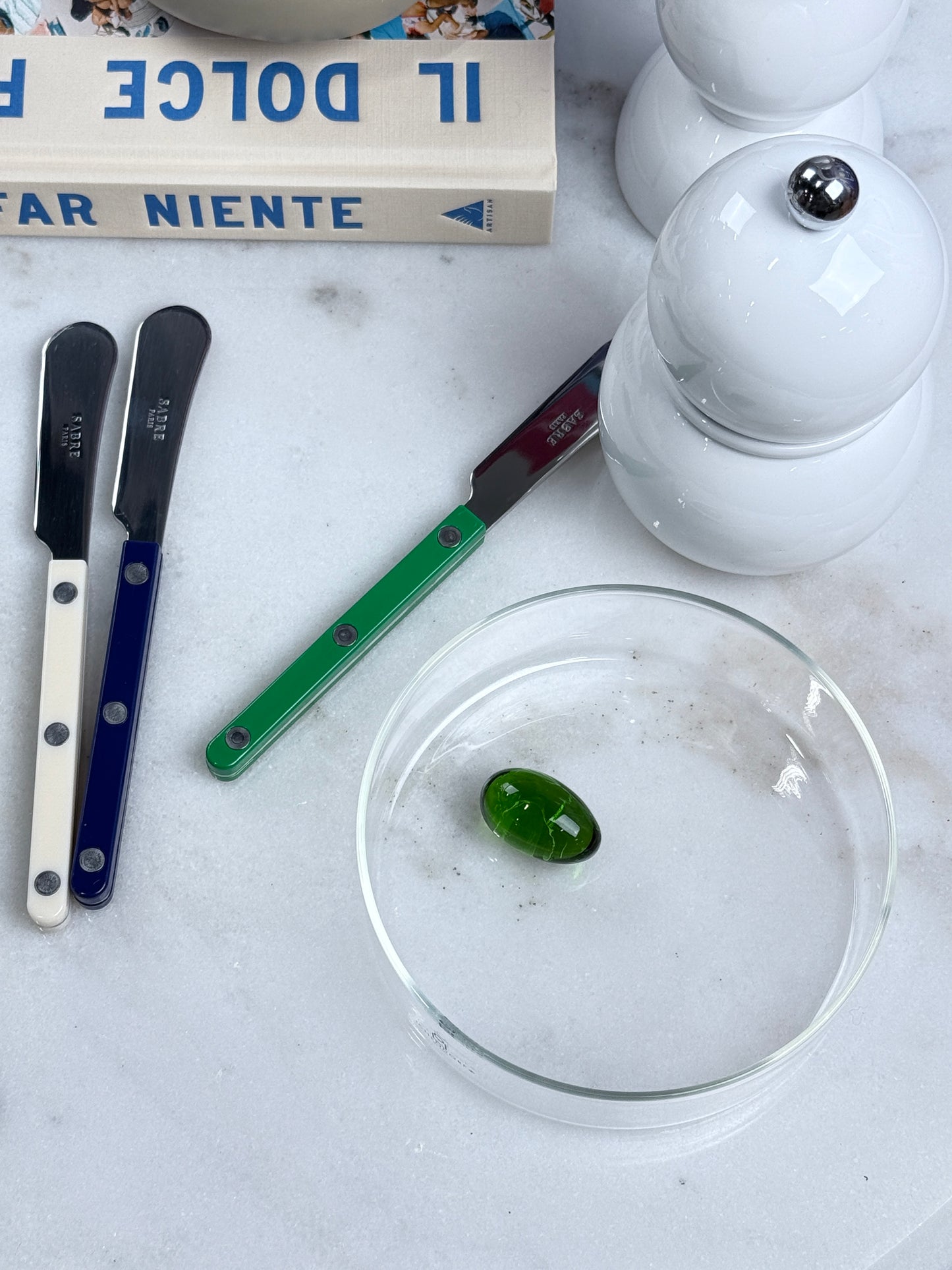 Kleine, durchsichtige Schale mit grüner Olive