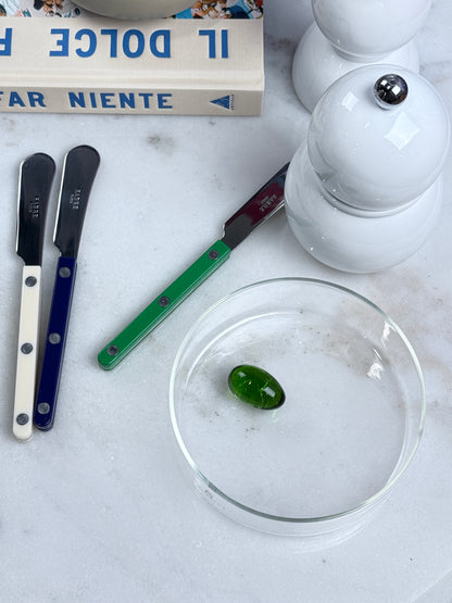 Kleine, durchsichtige Schale mit grüner Olive