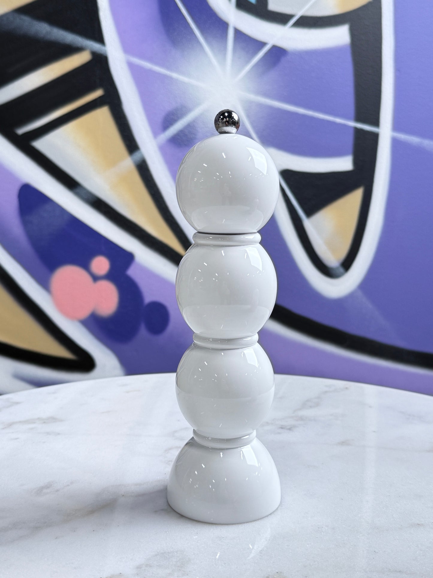 Vit bubblig salt- och pepparkvarn från Addison Ross fotad hos Mon Bistro på ett marmorbord