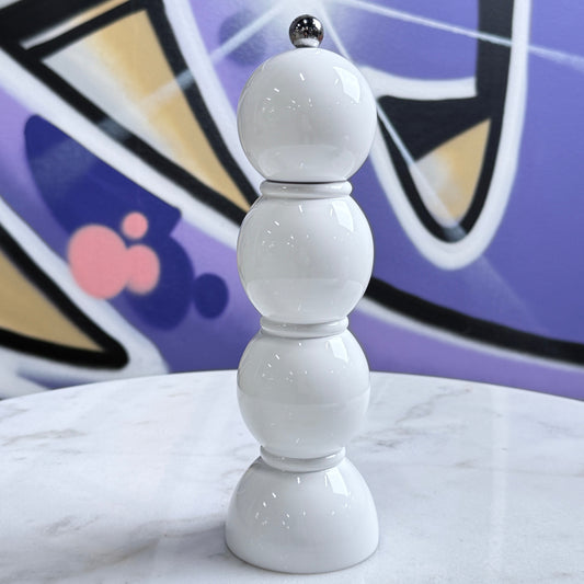 Vit bubblig salt- och pepparkvarn från Addison Ross fotad hos Mon Bistro på ett marmorbord