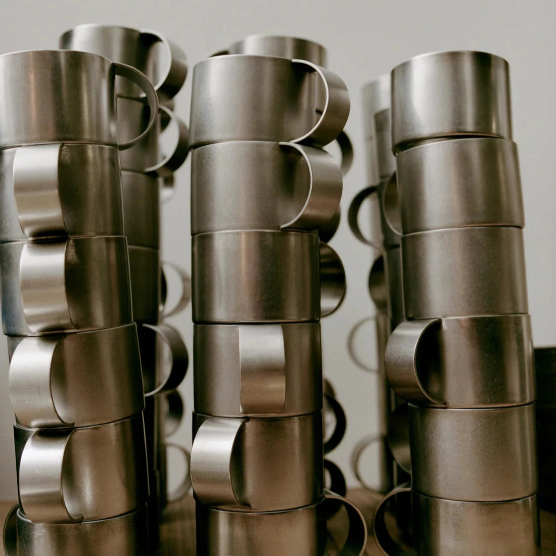 Staplade kaffekoppar i borstat rostfritt stål