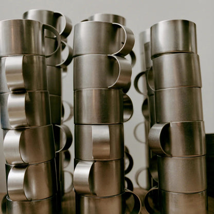 Staplade kaffekoppar i borstat rostfritt stål