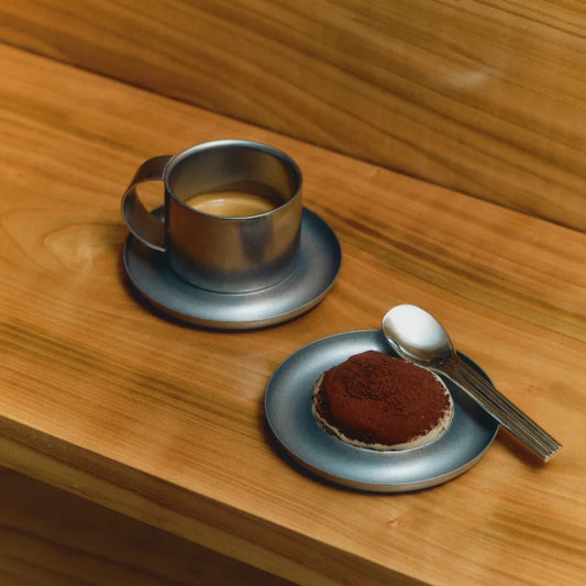 Arlo 03 kaffekopp med Espresso i och en tiramisu på fat med en sked från Service Projects jämte. 