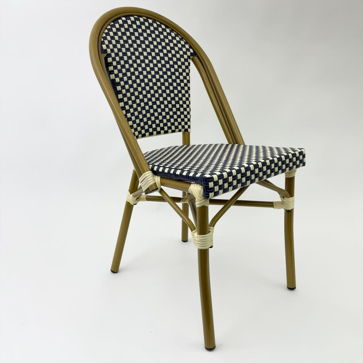 Blå fransk bistrostol mot vit bakgrund Mon Bistro & Friends