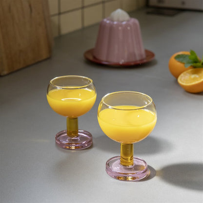 Glas på fot med juice i
