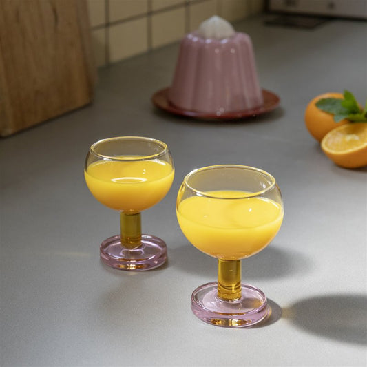 Glas på fot med juice i