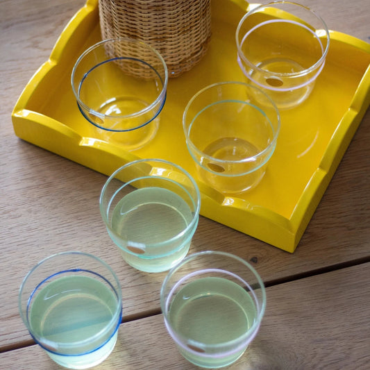 Hubsch dricksglas med linge på gul bricka och rottingkaraff