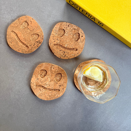 Oscar Cedon Smiley Confused -korkkilasinaluset, 4 kpl