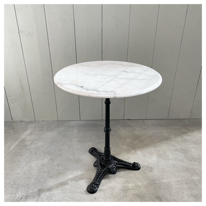 Cafébord med svart fot och bordsskiva i marmor finns hos monbistro.se