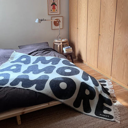 Couverture en laine noire Klekks n° 11 AMORE