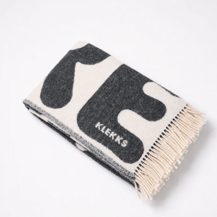 Couverture en laine noire Klekks n° 11 AMORE