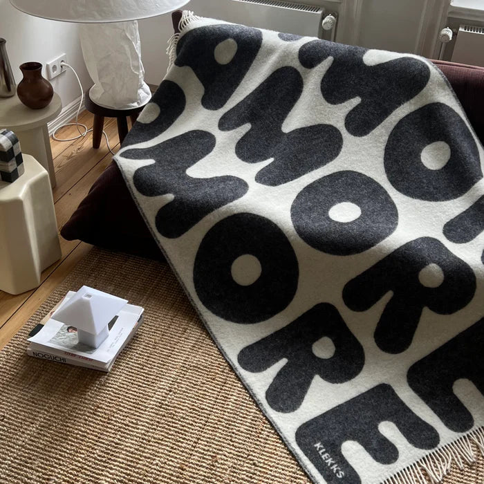 Couverture en laine noire Klekks n° 11 AMORE