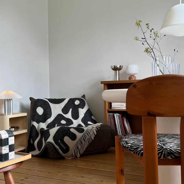 Couverture en laine noire Klekks n° 11 AMORE