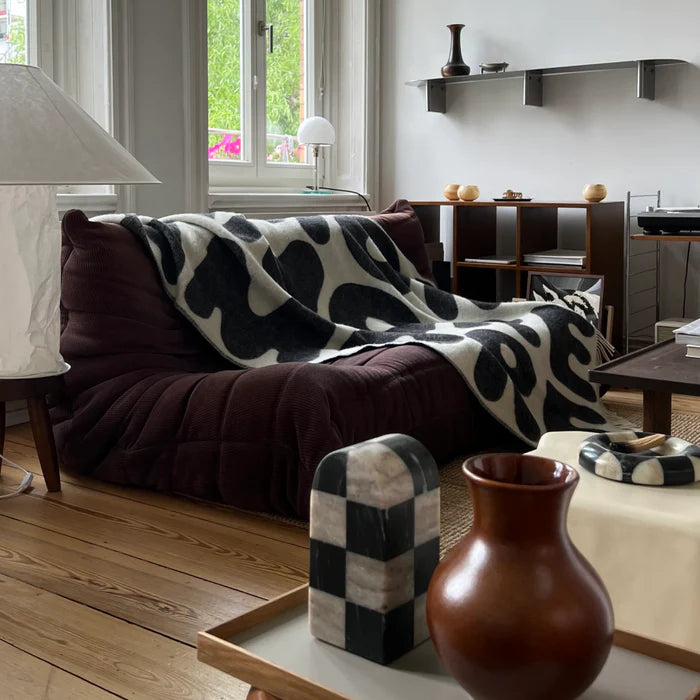 Couverture en laine noire Klekks n° 11 AMORE