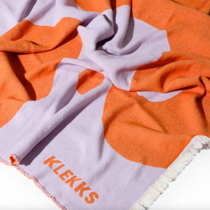 Filt Klekks nummer 8 slängd så den är lite veckad, logotyp Klekks syns