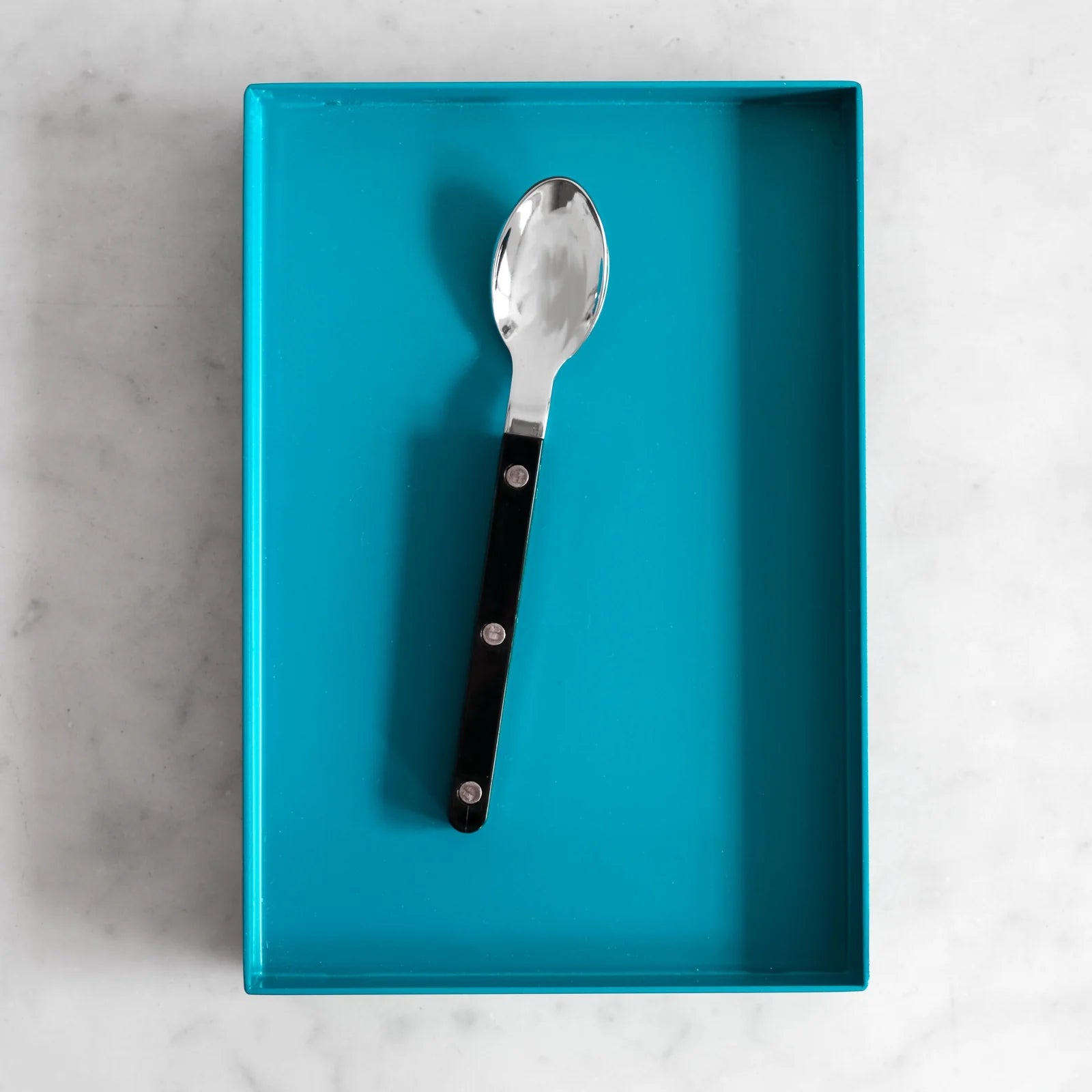 Liten bistrosked med svart handtag