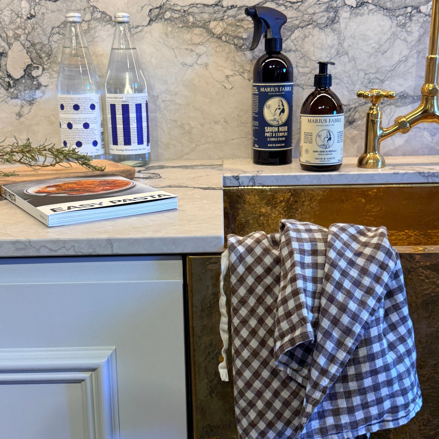 Strofinaccio da cucina in lino francese a quadretti marroni
