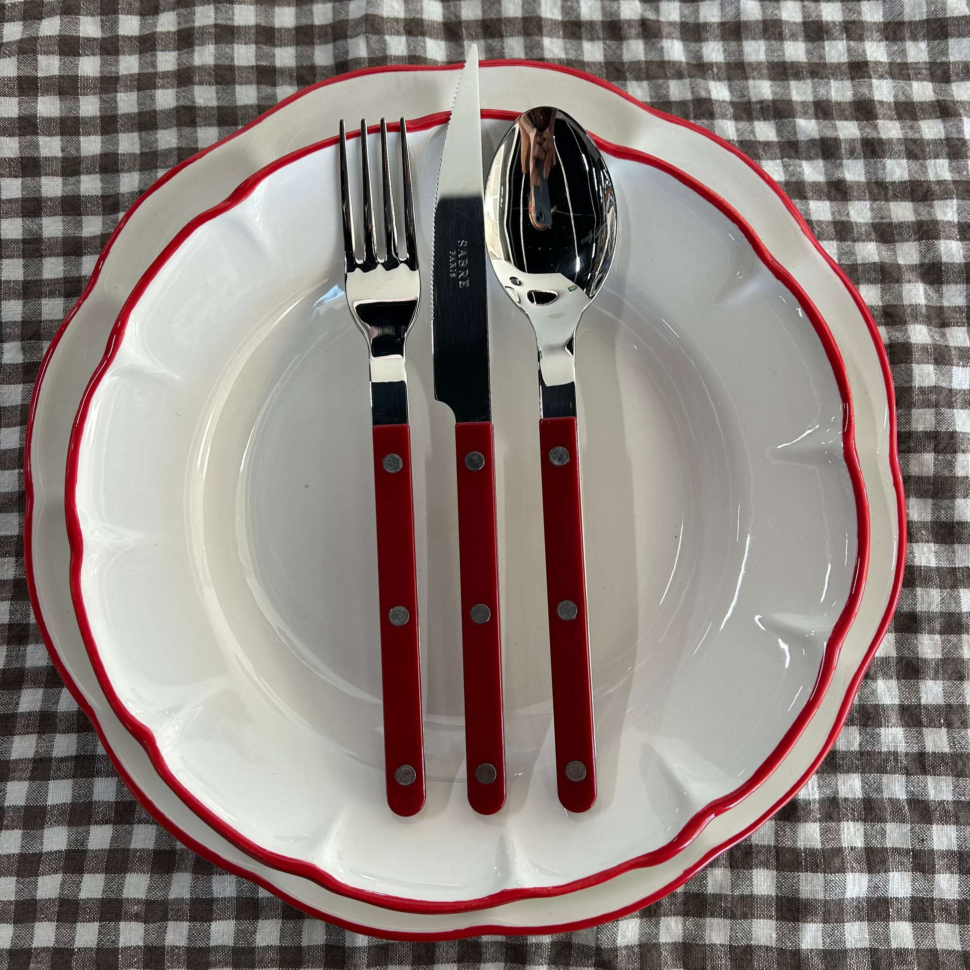 Röd dukning Mon Bistro