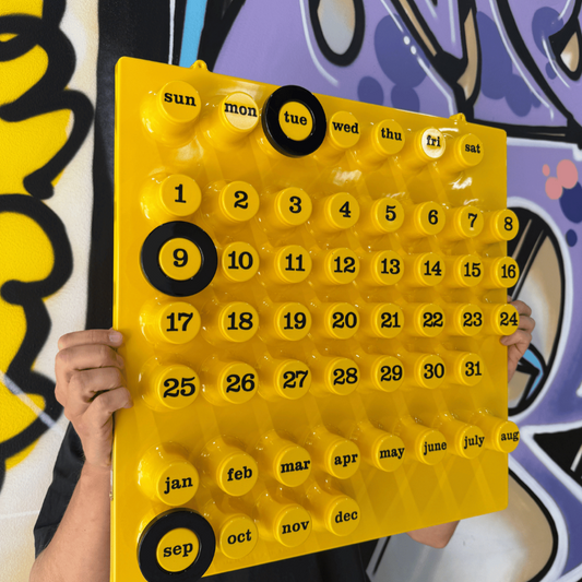 Gul väggkalender från Italien med svarta ringar