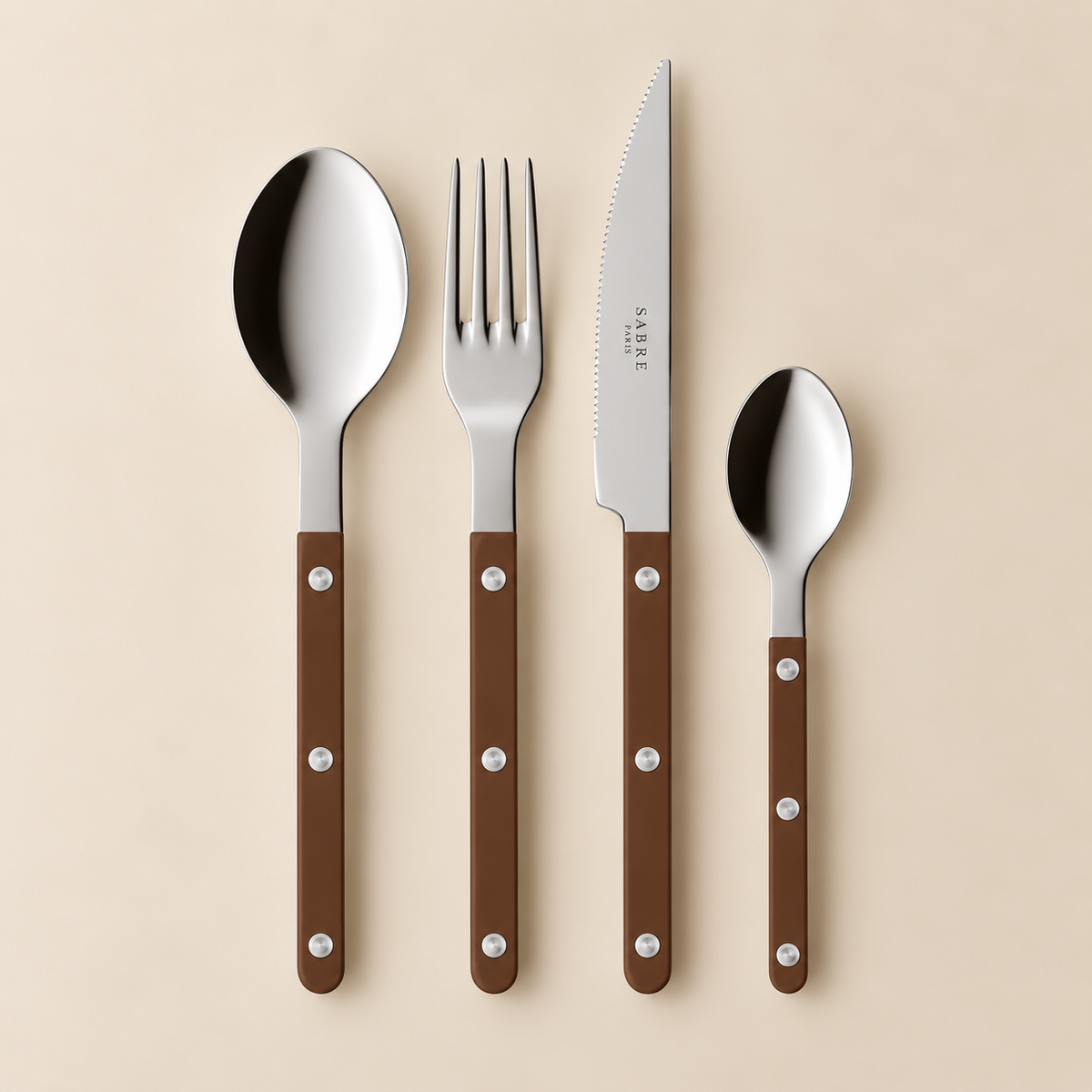 Set di posate Sabre Paris da 24 pezzi, colore cioccolato.