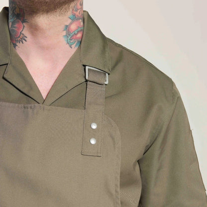 Kockförkläde Smør clothing olivgrön, modellbild, närbild 