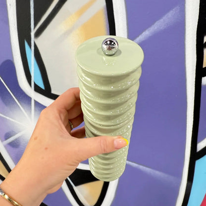 pepparkvarn twister salviagrön mot graffitibakgrund mon bistro