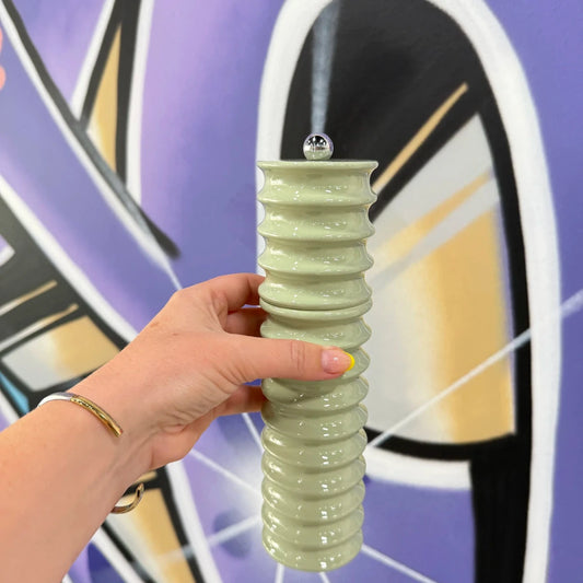 Pepparkvarn saltkvarn twister salviagrön mot graffitibakgrund mon bistro