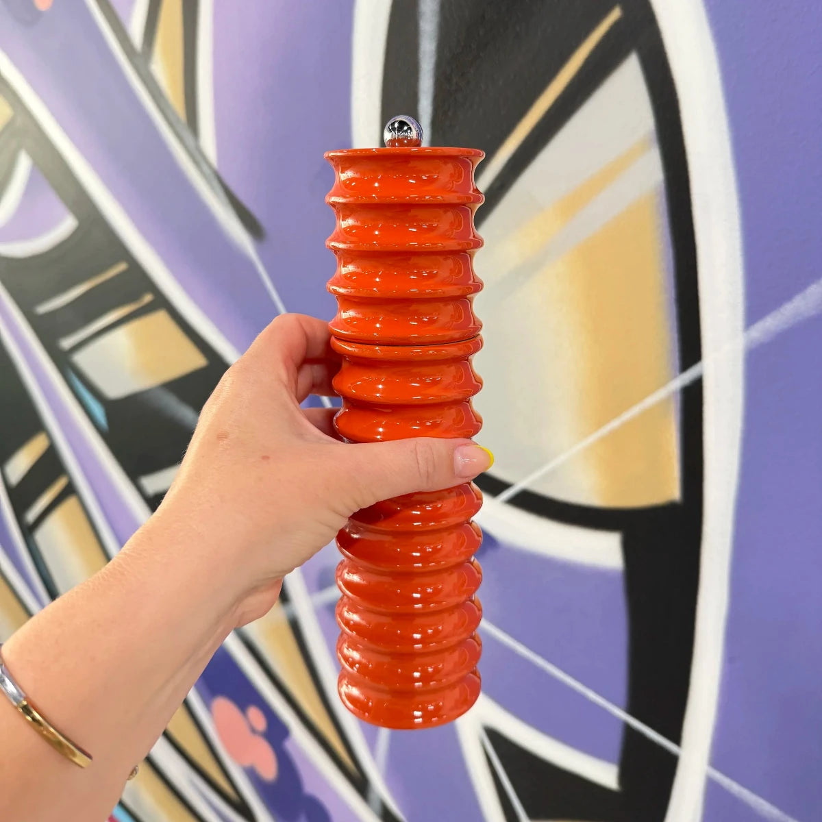 kryddkvarn twister orange mot graffitibakgrund