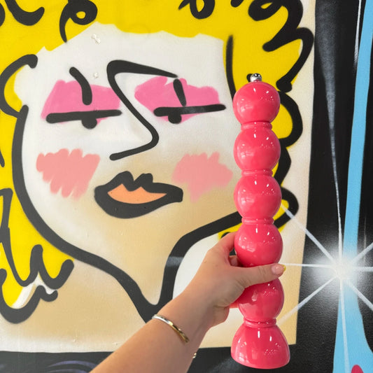 Stor pepparkvarn vattenmelonrosa mot graffitibakgrund mon bistro 