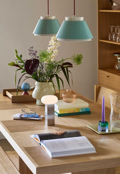 Matala kannettava lamppu terästä